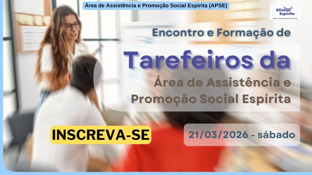 Cartaz com mulher cabelo loiro, usando óculos, camisa branca, de pé conversando com 3 pessoas sentadas.