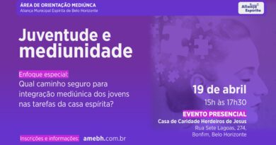 Cartaz em tom de roxo com rosto de mulher virado para a direita ao fundo.