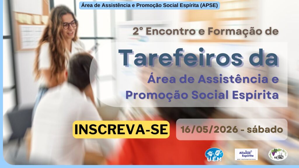 Cartaz com mulher cabelo loiro, usando óculos, camisa branca, de pé conversando com 3 pessoas sentadas.