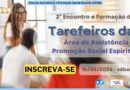 Cartaz com mulher cabelo loiro, usando óculos, camisa branca, de pé conversando com 3 pessoas sentadas.