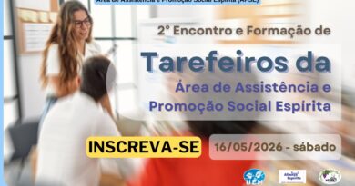 Cartaz com mulher cabelo loiro, usando óculos, camisa branca, de pé conversando com 3 pessoas sentadas.