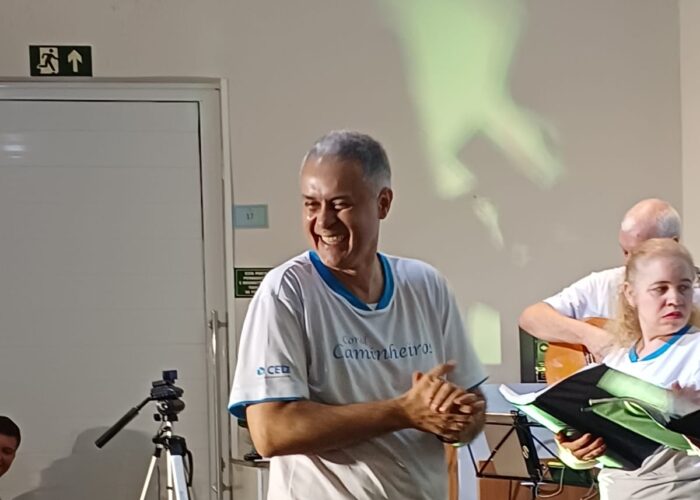 Homem pele branca, cabelo branco, camisa branca, mulher pele branca, cabelo loiro, camisa branca, segurando uma pasta,