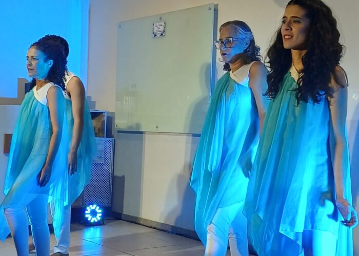 3 mulheres pele branca, cabelo preto, roupa branca, véu azul sobre o corpo.
