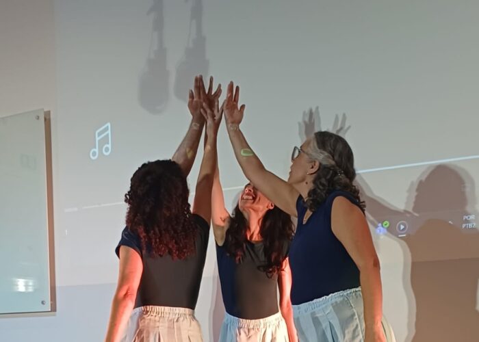 3 mulheres pele branca, cabelo preto, camisa azul, saia branca.