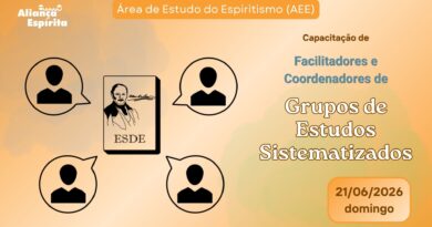 Imagem de 4 pessoas ao redor de um livro com desenho de Kardec e escrito ESDE.