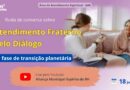 Imagem de mulher pele branca,cabelo loiro, camisa com manga comprida branca, sentada conversando com mulher pele branca, cabelo preto, blusa vermelha clara, calça azul, também sentada em um sofá.