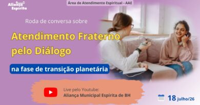 Imagem de mulher pele branca,cabelo loiro, camisa com manga comprida branca, sentada conversando com mulher pele branca, cabelo preto, blusa vermelha clara, calça azul, também sentada em um sofá.