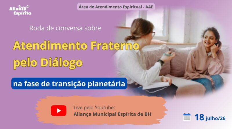 Imagem de mulher pele branca,cabelo loiro, camisa com manga comprida branca, sentada conversando com mulher pele branca, cabelo preto, blusa vermelha clara, calça azul, também sentada em um sofá.
